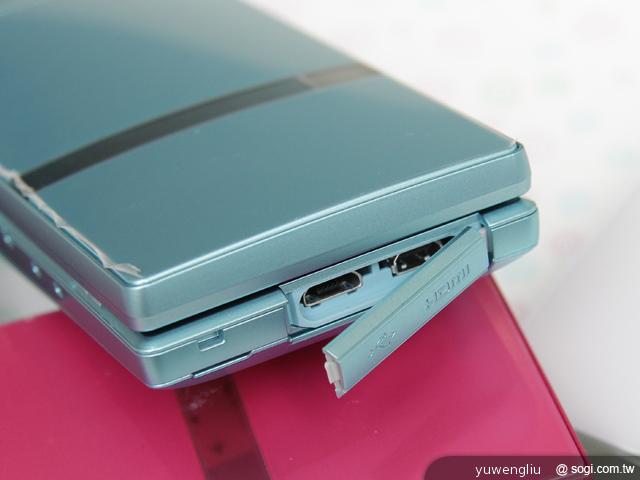12.機身底部為 microUSB及micro HDMI，配置防水保護蓋；並不支援 3.5mm 耳機孔，使用.jpg
