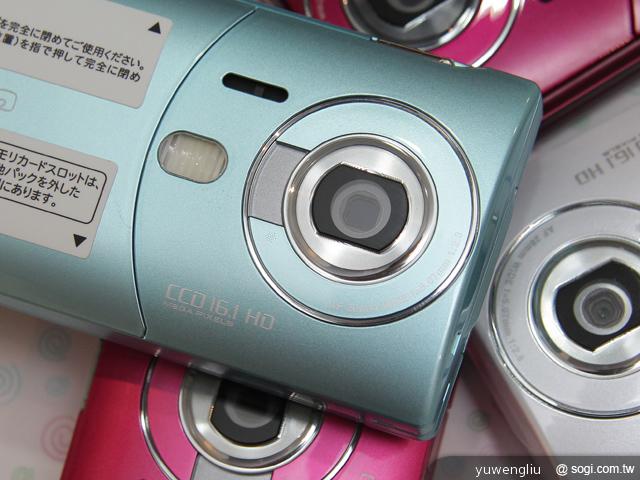 14.1,610萬畫素CCD鏡頭配備保護蓋,拍照時才會開啟,鏡頭週邊設有麥克風收音孔,LED 補光.jpg