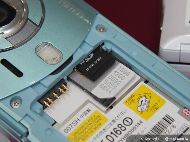 16.採用一般尺寸的 SIM 卡，並可安裝 microSD 記憶卡擴充儲存空間.jpg