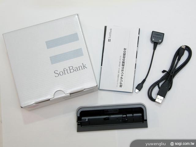 18.盒裝內付使用說明書、 microUSB 轉接線、microUSB 傳輸 , 充電線與橫臥式座充.jpg.jpg