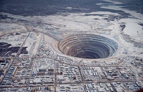 Mirny_Diamond_Mine_hole_1.jpg