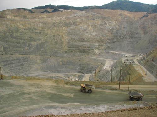 Bingham_Canyon_Mine_hole_2.jpg