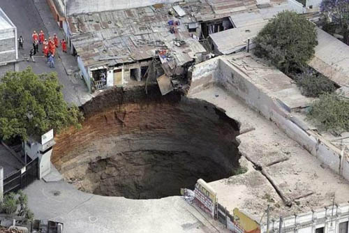 guatemala-sinkhole-1.jpg