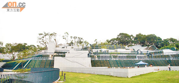 大樓兩旁分別建造了中式及西式的紀念花園，讓市民撒放先人骨灰。