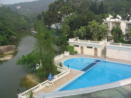 Swimming pool 01.jpg