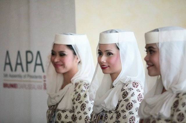 36. Brunei, Royal Brunei Airways Air Hostess.jpg
