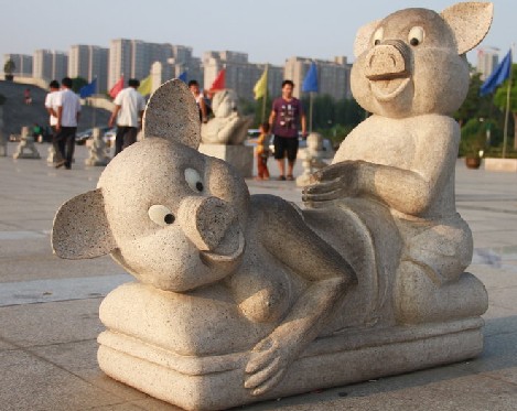 No.2 鄭州中原福塔“流氓猪石雕”.jpg