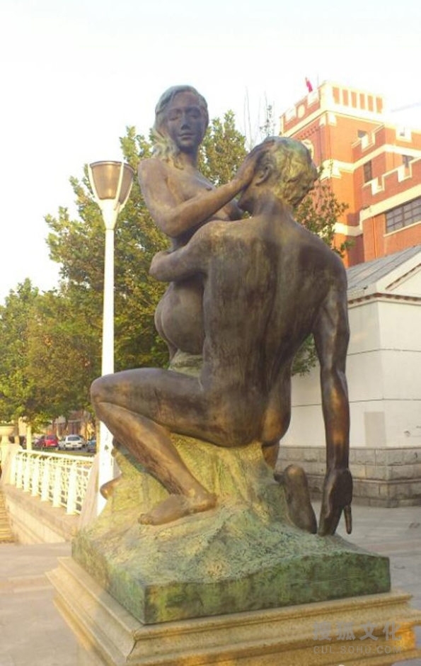 No.6 天津火車站海河上雕塑.jpg