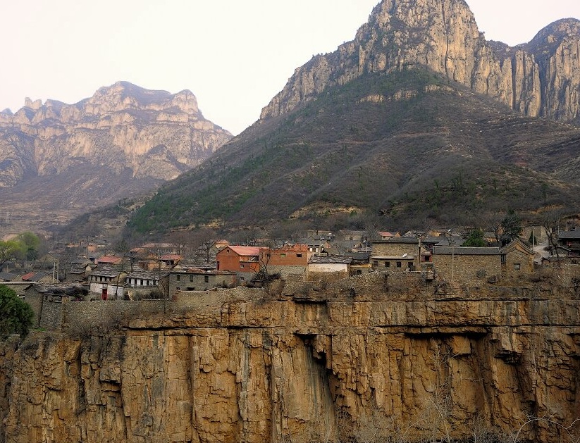 102256_1273216766虹霓村是崖畔上的村落 .jpg