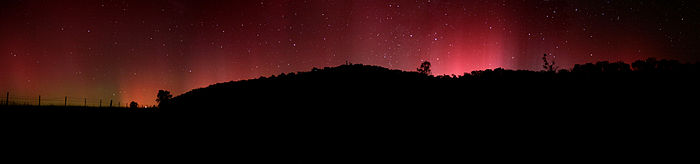 Aurora_australis_panorama.jpg