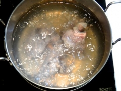 豬湯骨放入滾水中汆水5分鐘