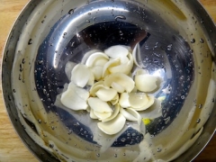 花瓣洗淨，隔去水