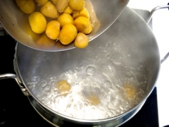 適量水煲滾，放入所有材料