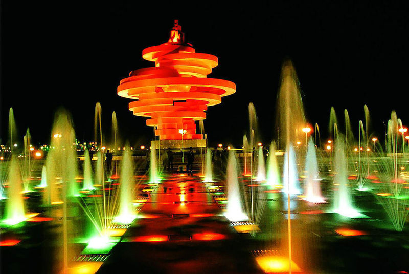 青島市 -【五四廣場】ge「五月的風」雕塑.jpg