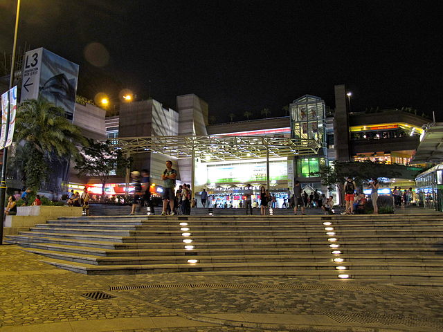 The_Peak_Galleria_Night_View_201108.jpg