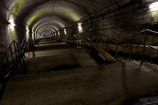 但如果是往越後湯澤・長岡方向的月台可就不是這麼一回事囉！通往月台的樓梯總共462階，因為實在太長，所以  ...