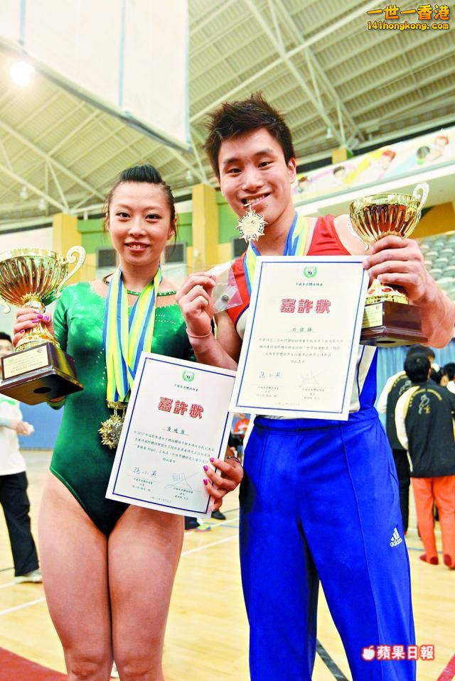 石仔（右）及Angel獲頒發獎狀。.jpg