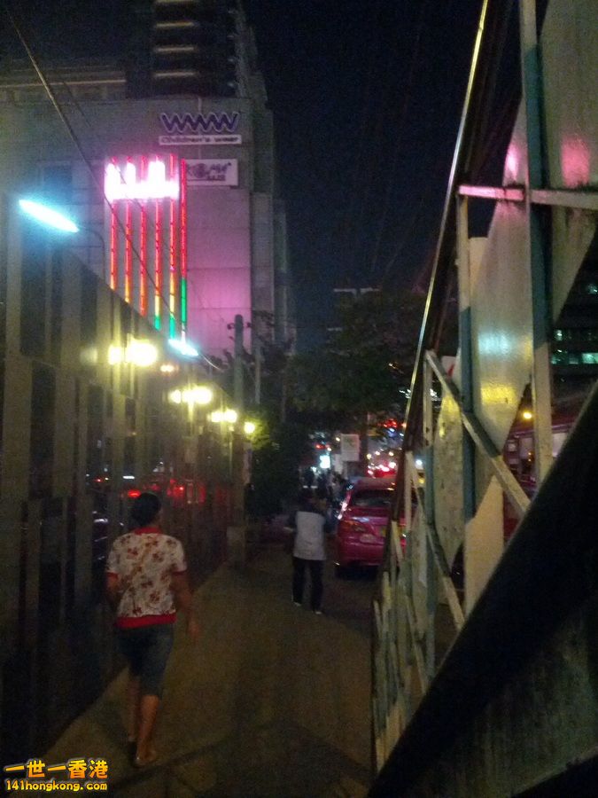 一直再直行就會見到佢個座野