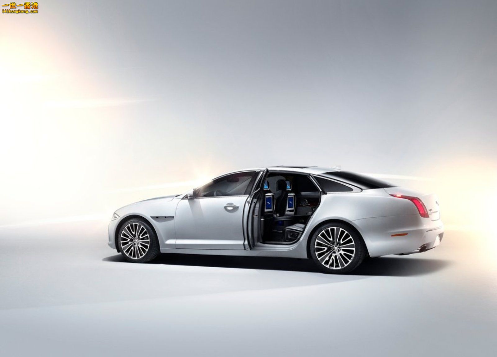 2013-Jaguar-XJ-Ultimate-Rear-Angle-2-Car-pictures-and-wallpapers.jpg