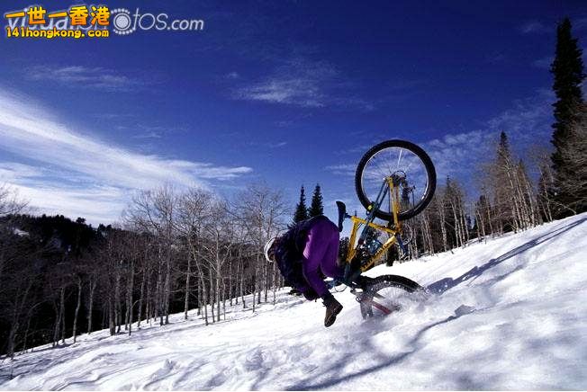 mountain_biking_in_snow_man_falling_off_bicycle_412PCN02564.jpg