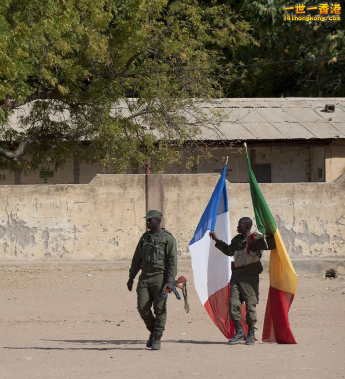 當地一名士兵舉起兩國國旗