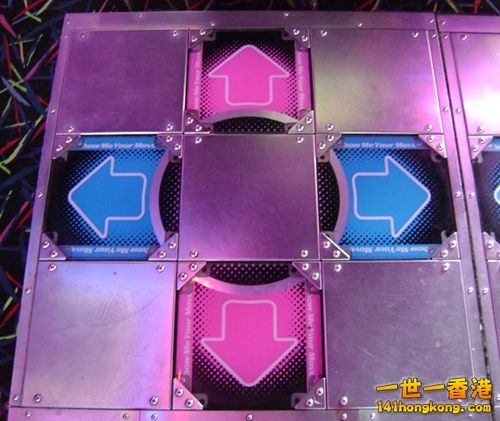 Dance_Dance_Revolution_Extreme_arcade_machine_left_side_stage[1].jpg