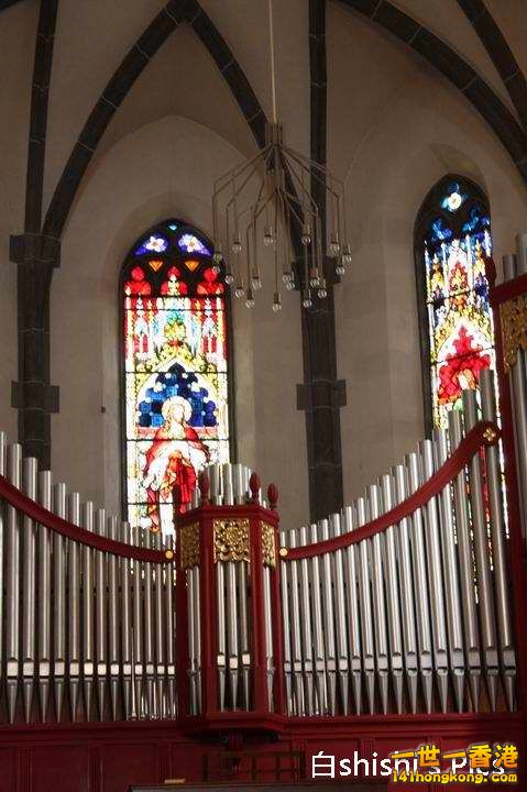瑞士洛伊克巴德鎮小教堂彩色琉璃窗.jpg