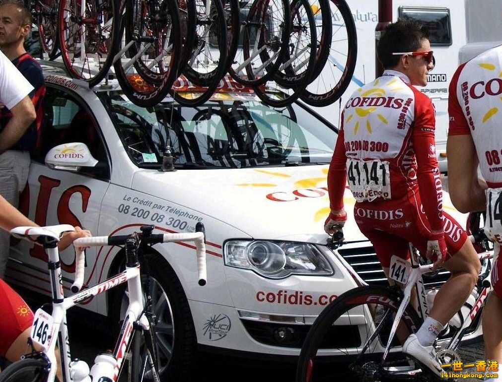 Team Cofidis, preparing for stage 4 at the Eneco Tour 2008A.jpg