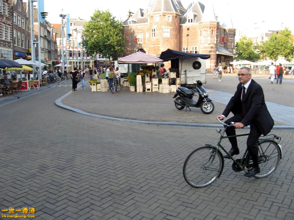 po1b_amsterdam_bicycle_suit.jpg