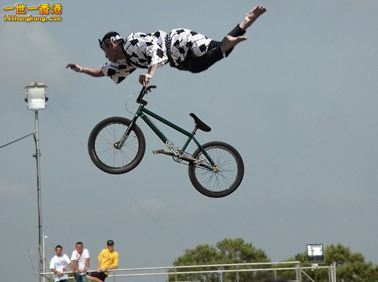 Japanese-Stunt-Bike-Rider--65630.jpg