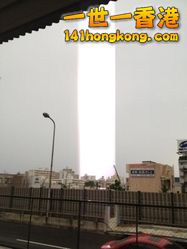 日本民眾日前拍到一條巨大的光柱，成因不詳。