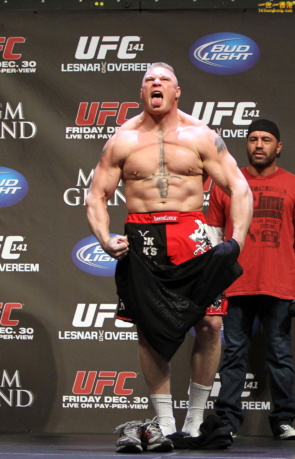 Brock-Lesnar-UFC-141-weigh-in.jpg