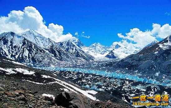 珠穆朗瑪峰腳下的絨布冰川.jpg