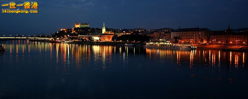 800px-BratislavaNight.jpg