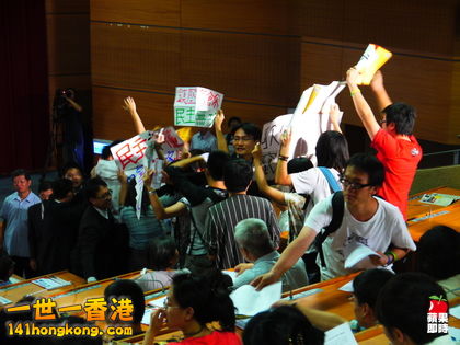 台大學生抗議郝柏村鎮壓民主，並在現場發傳單。何