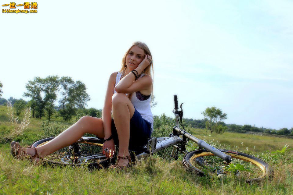 mtb-downhill-girl.jpg