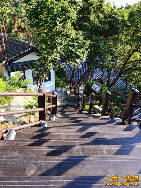 跟入口的服務人員確認訂餐姓名後就可以入園嚕，一開始就是一個幾乎垂直而下的走道 ...