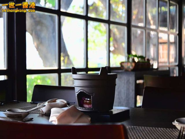 外觀就非常有質感和古色古香的壺水加熱器，內用酒精燈。