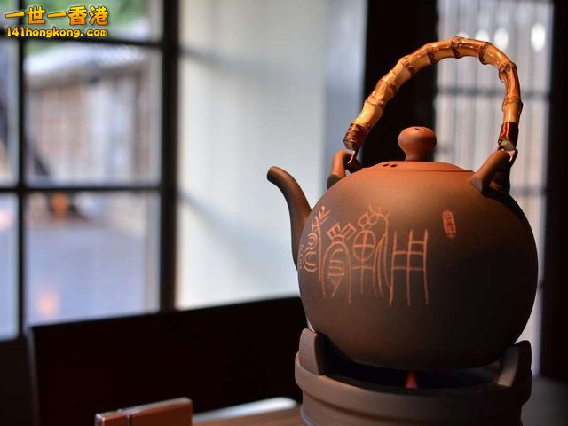 桌上已經沏好一壺烏龍茶等我們飲用