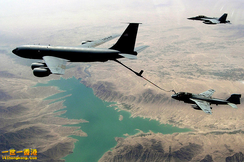 用飛錨式加油系統與海軍 EA-6B(下)及FA-18EF(上)施行加油任務.jpg