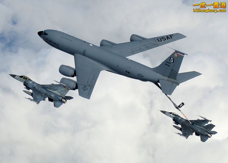 與F16施行加油任務的KC-135R.jpg