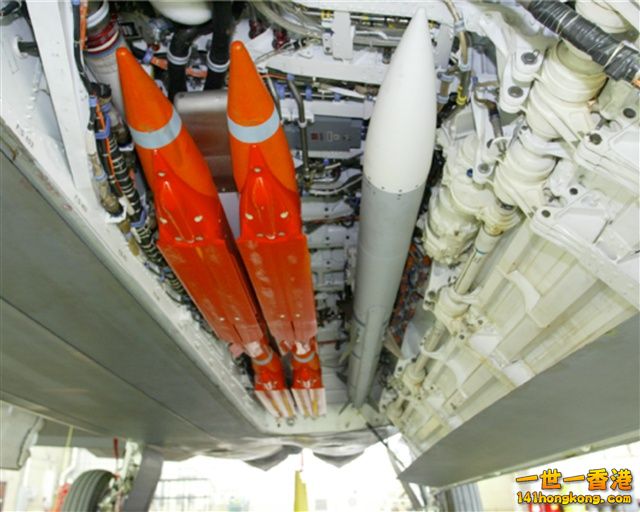 AIM-120 AMRAAM (right).jpg