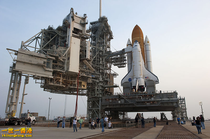 800px-Payload_canister_and_Atlantis_at_Pad_39A.jpg