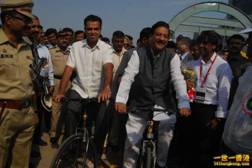 CM-of-Maharashtra-Shri-Prithviraj-Chavan-enjoying-the-cycle-ride-along-with-MP-S.jpg