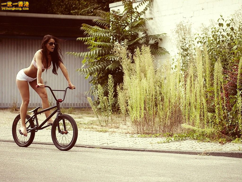 barefoot-on-bmx-bike-wallpaper-for-1600x1200-2457-3.jpg