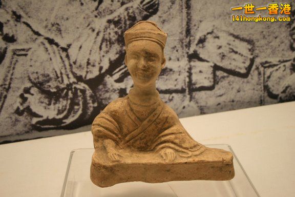 Eastern_Han_guqin_player,_pottery_from_Pengshan.jpg