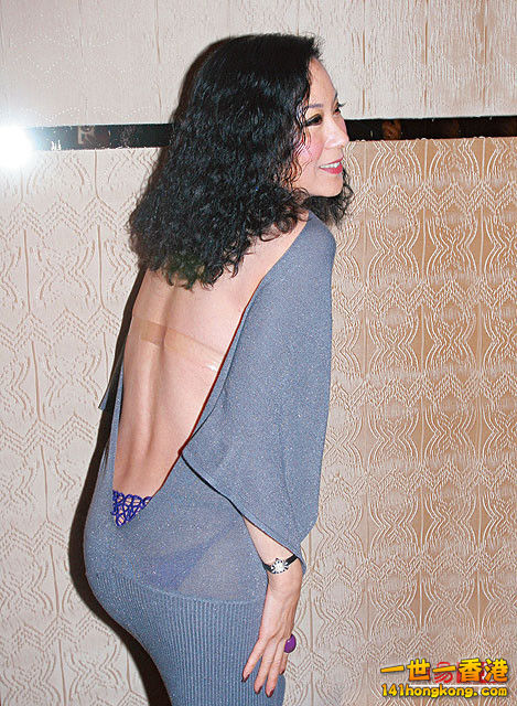 奇峰突起的，包括打扮——如此年資會否性感得滯？ 「是善用剩餘本錢，人生講唔埋，可.jpg