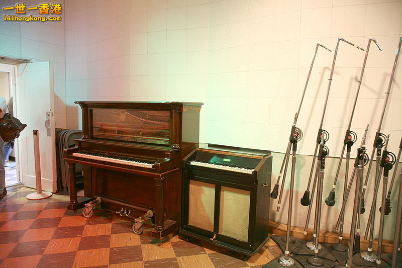 800px-RCAStudioB_upright_piano_+_celesta.jpg