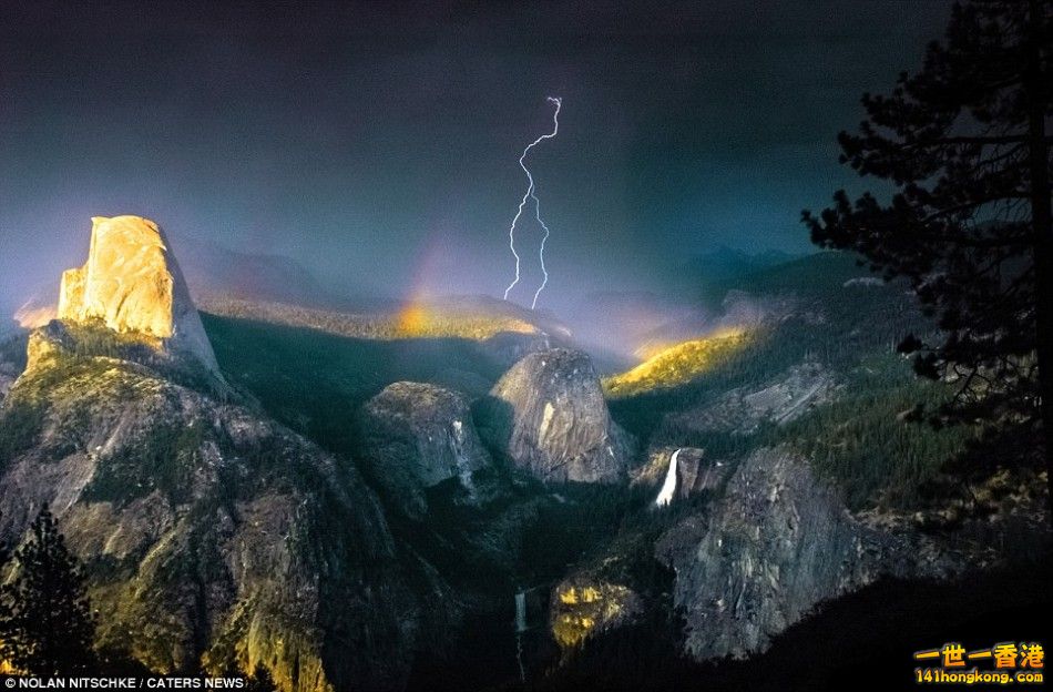 这真是非常难得一见的神奇一幕。摄影师诺兰·尼奇克抓拍到了闪电穿过彩虹的壮丽景观。当时尼奇克正在美国加 ...