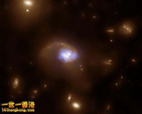 美国宇航局相信这张照片展示的是一个正在发生“反弹”现象的黑洞。这可能是由于两个黑洞相互撞击引发的，或 ...